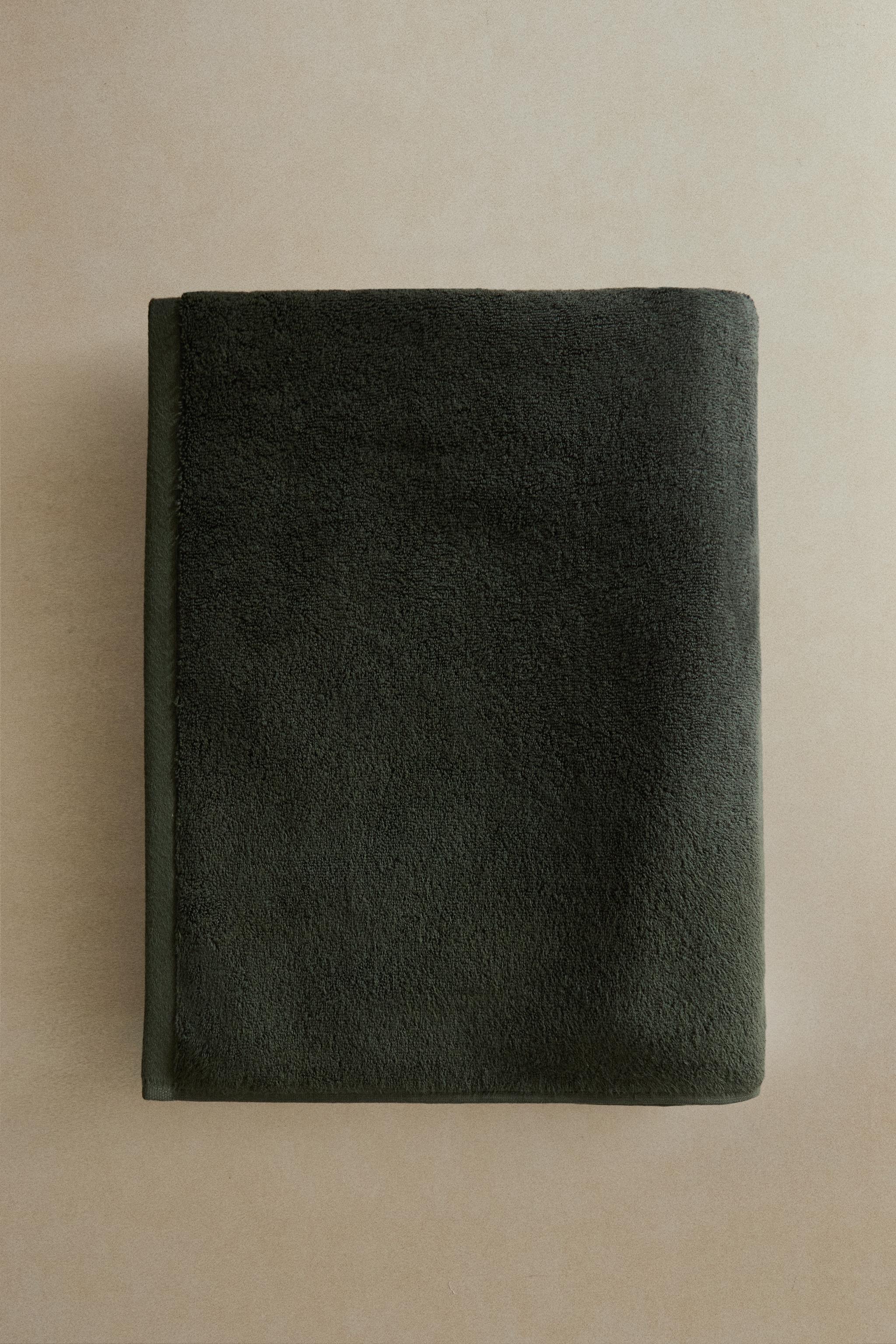 COLORED TERRYCLOTH BATH TOWEL